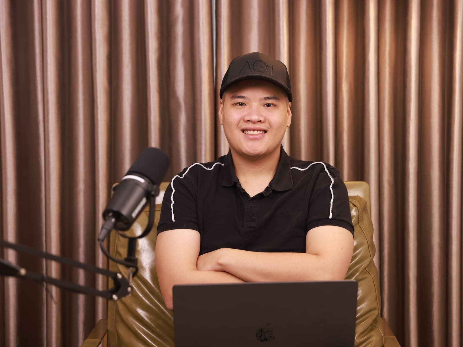 Phùng Tấn Tài tại studio sản xuất video của Tạo Doanh